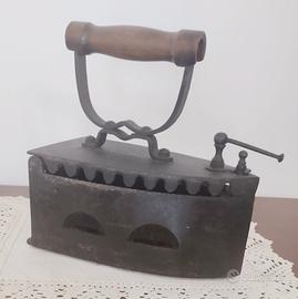 Ferro da stiro antico a braciere 
