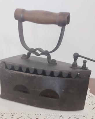 Ferro da stiro antico a braciere 