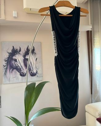 Vestito nero drappeggiato cut out e gioiello