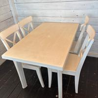 Tavoli in plastica e sedie in legno