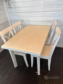 Tavoli in plastica e sedie in legno