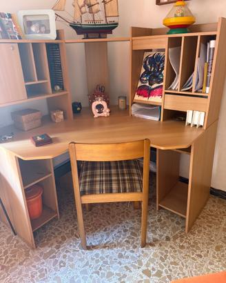 Scrivani con scaffali