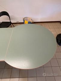 Scrivania in laminato con passacavo