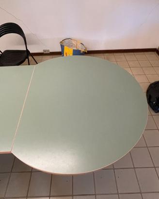 Scrivania in laminato con passacavo
