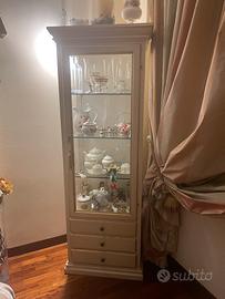 Elegante Vetrina in Stile Shabby Chic