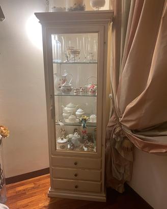 Elegante Vetrina in Stile Shabby Chic