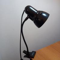 Lampada a pinza nera.