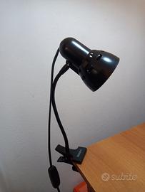 Lampada a pinza nera.