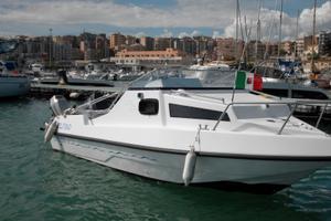 Barca pilotina semicabinato