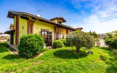 VILLA UNIFAMILIARE LIBERA SU 4 LATI A SANTENA!!