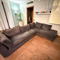 COMODISSIMO E GIGANTE DIVANO SEMERARO ANGOLARE