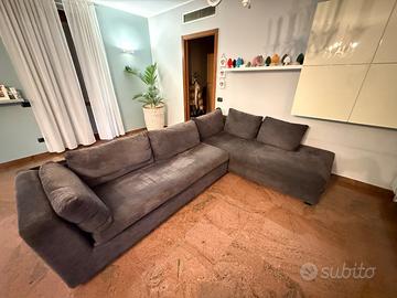 COMODISSIMO E GIGANTE DIVANO SEMERARO ANGOLARE