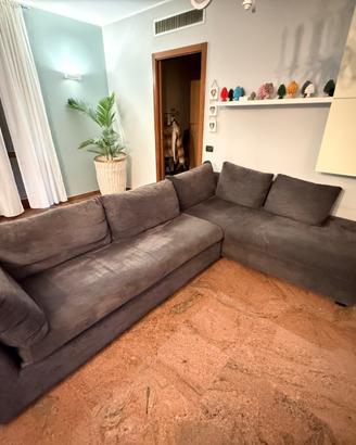 COMODISSIMO E GIGANTE DIVANO SEMERARO ANGOLARE
