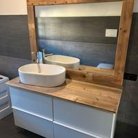 Mobile bagno con lavabo e specchio