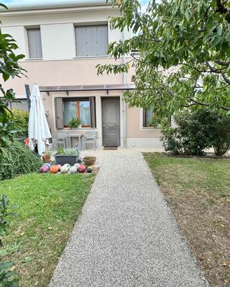 Appartamento 3 camere, 2 bagni e giardino