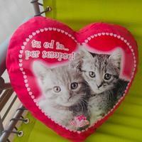 cuscino a forma di cuore con gatti 
