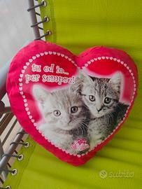 cuscino a forma di cuore con gatti 