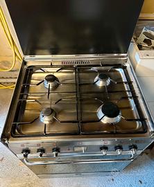 Cucina con 4 fornelli a gas