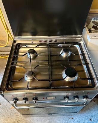 Cucina con 4 fornelli a gas