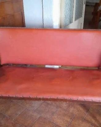 Divanetto rosso e divanetto in noce