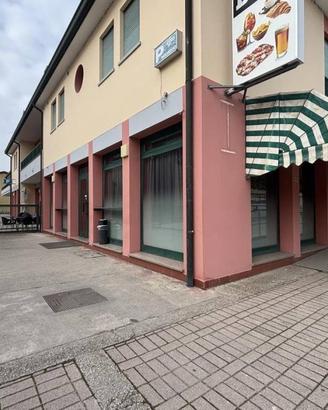 Locale commerciale ad uso bar e pizzeria da asport