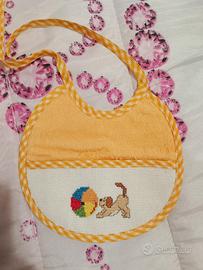 Bavetta neonato in spugna con ricamo a mano 