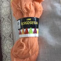 Lana arancione chiaro in matassa