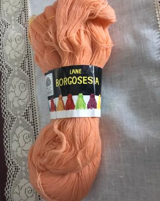 Lana arancione chiaro in matassa