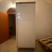 Frigoriferi, congelatori e scaffali
