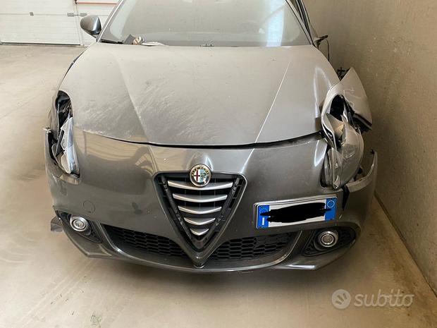 Alfa Romeo Giulietta incidentata