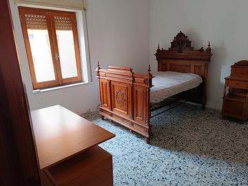 Abitazione 5 vani più bagno e piccolo cortile