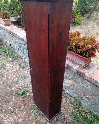 Mobiletto porta‑fucili in legno con chiave