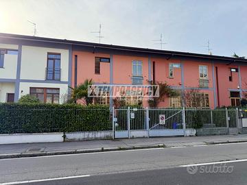 VILLA A SCHIERA DI 4 LOCALI CON GIARDINO, IN CENTR
