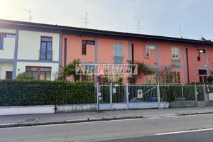 VILLA A SCHIERA DI 4 LOCALI CON GIARDINO, IN CENTR