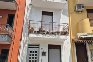 Vendita casa indipendente 3 livelli vista mare