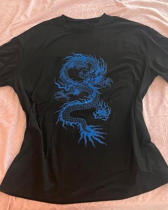 T-shirt Oversize Nera con Drago Blu – Mai Usata!