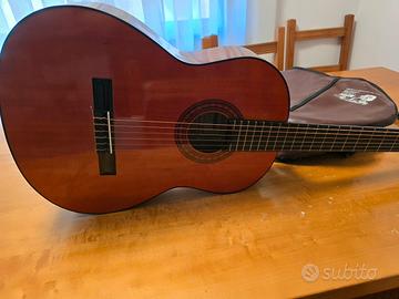 chitarra con custodia 