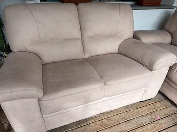 Due splenditi divani in ecopelle beige