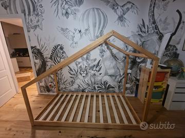 Letto montessoriano a forma di casetta 