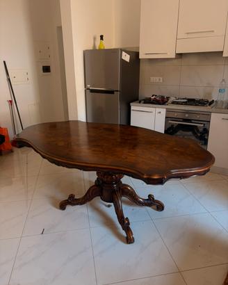 Tavolo in noce e radica con base scolpita