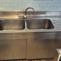 Cucina industriale con elettrodomestici
