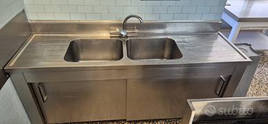 Cucina industriale con elettrodomestici