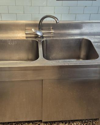 Cucina industriale con elettrodomestici