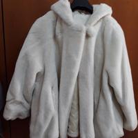 Pellicciotto sintetico bianco con cappuccio