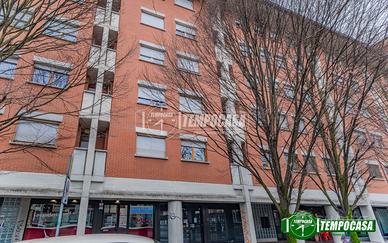 Bollate centro - Negozio con due vetrine e bagno