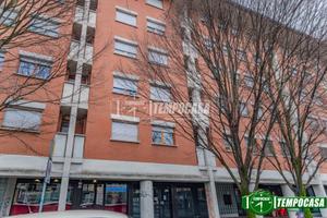 Bollate centro - Negozio con due vetrine e bagno