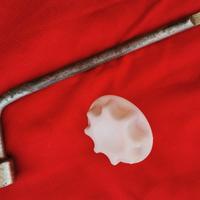 CHIAVE RUOTA Yaris ( dado di fissaggio ruota )