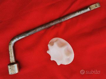 CHIAVE RUOTA Yaris ( dado di fissaggio ruota )