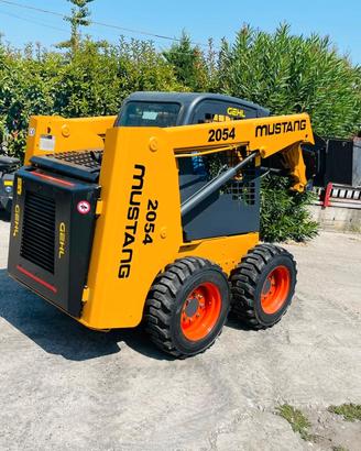 P33 Mini pala Mustang 2054 targata 26 q.li