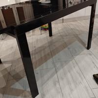 Tavolo in vetro nero